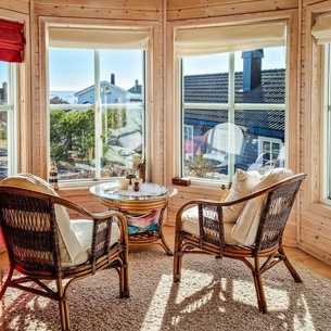 Welcome to this inviting cottage by the sea.