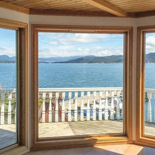 Welcome to this spacious and well-equipped cottage, only 20 m from the fjord and with shared jetty.