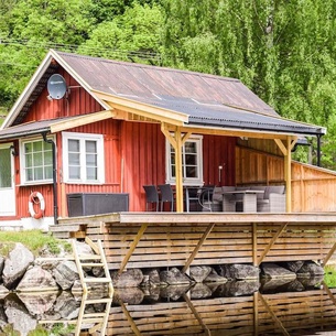 Welcome to Vrådal and this beautiful cottage right by the water.