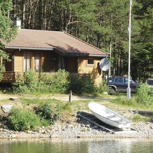 With a beautiful location between forest and water you will find this pleasant cottage.