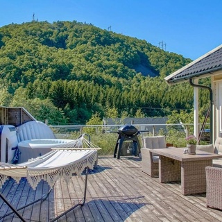 A beautiful holiday home in a quiet location in Åptapark, not far from the Åptafjord.