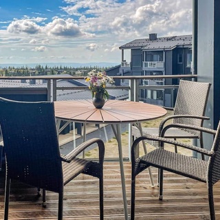 A bright and inviting vacation home awaits you in the center of Sjusjøen near the lake.