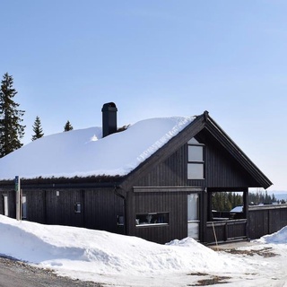 A charming cottage in a sunny location with activities, restaurants and stores are close by.