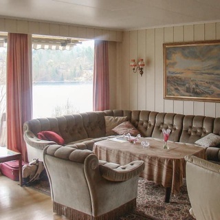 A great holiday home in an absolutely magnificent location right by the sea in Langangsfjorden.