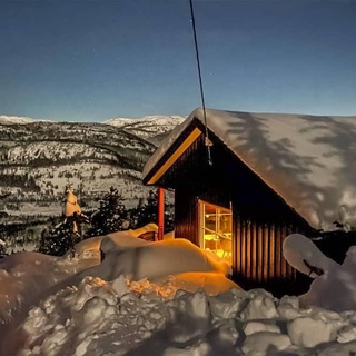 At 800 meters above sea level, this cozy wooden hut with a wonderful view welcomes you.