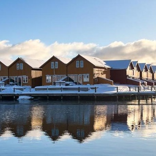 Charming waterfront cabin in Ballstad, Lofoten