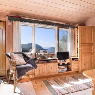 Cozy and unassuming cabin with fantastic views