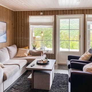 Cozy Home In Nordfjordeid With Wifi
