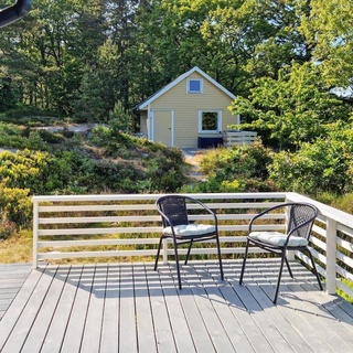 On the island of Justøya, this cozy cottage welcomes you on a sunny plot.