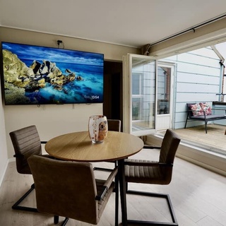 Sentralt i rolig bygård, med heis, egen, veranda & 85' Smart TV