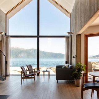 Stunning Holiday Rental by the Waterfront