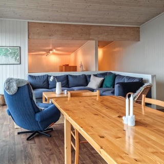 This spacious vacation home with a wonderful view of the sea welcomes you to the Lista peninsula.