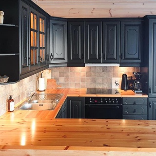Welcome to this cozy cottage in a great location with great hiking nearby.